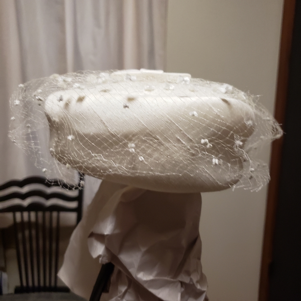 Vintage pill box hat (est. 30-50 yes old)